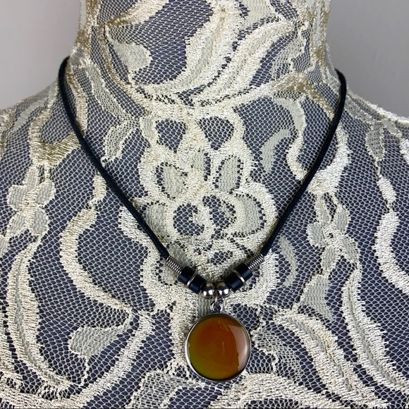 🌈  Color-Changing Mood Necklace 🌈 - Picture 3 of 8